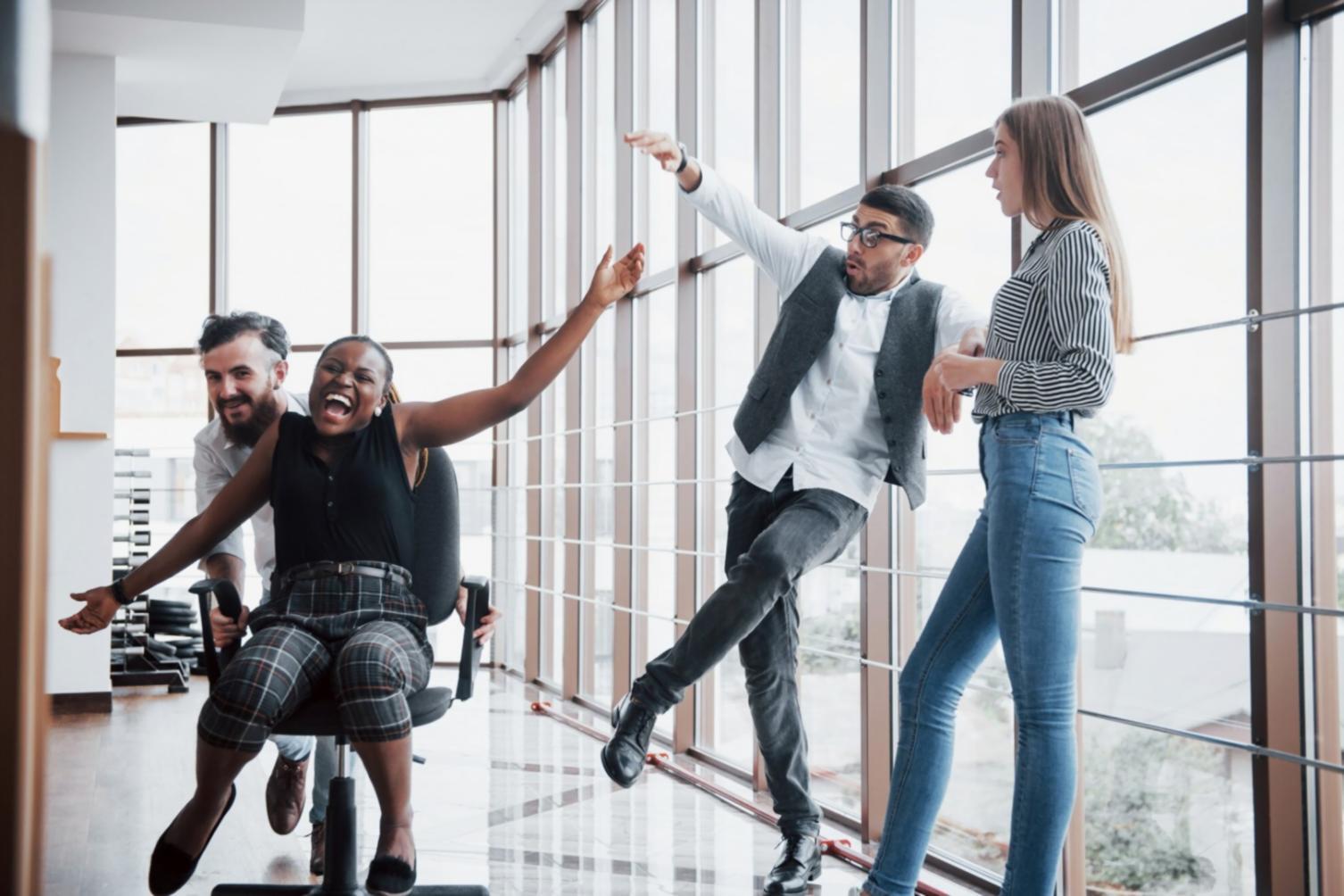 Environnement de travail collaboratif avec des analystes travaillant sur des projections financières