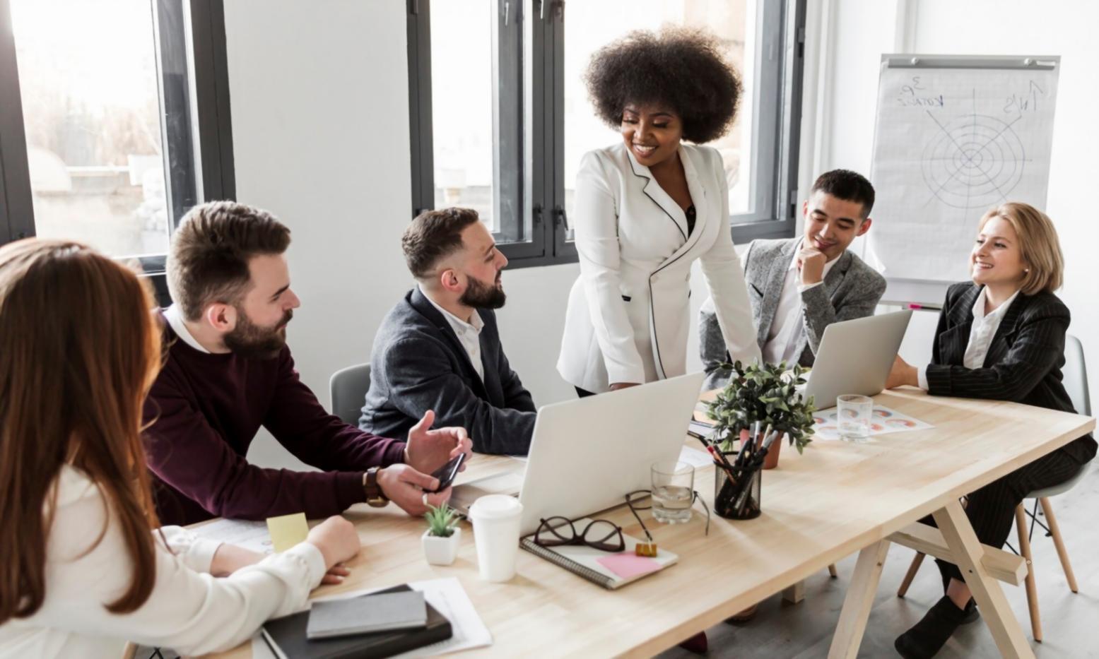 Espace de travail collaboratif avec équipe d'analystes financiers